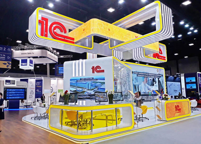 Сэлфи на память на ПМЭФ-2019 1с.jpg